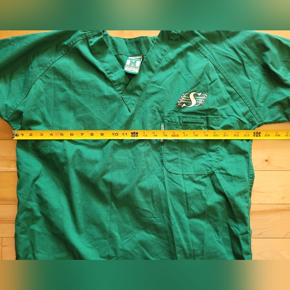 CFL Saskatchewan Rough Riders Men's Size Medium Scrub Top - Picture 6 of 6